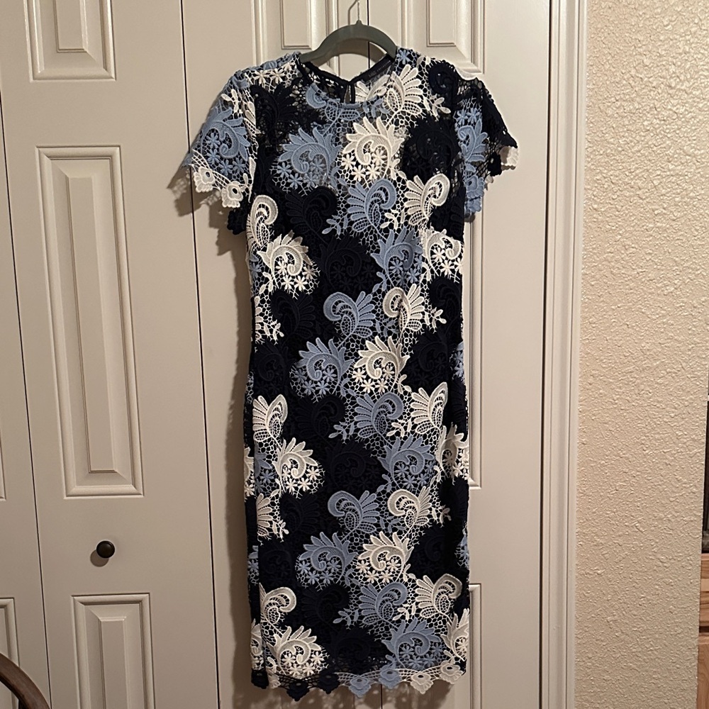 Chic Floral Lace Midi Dress in Blue and White